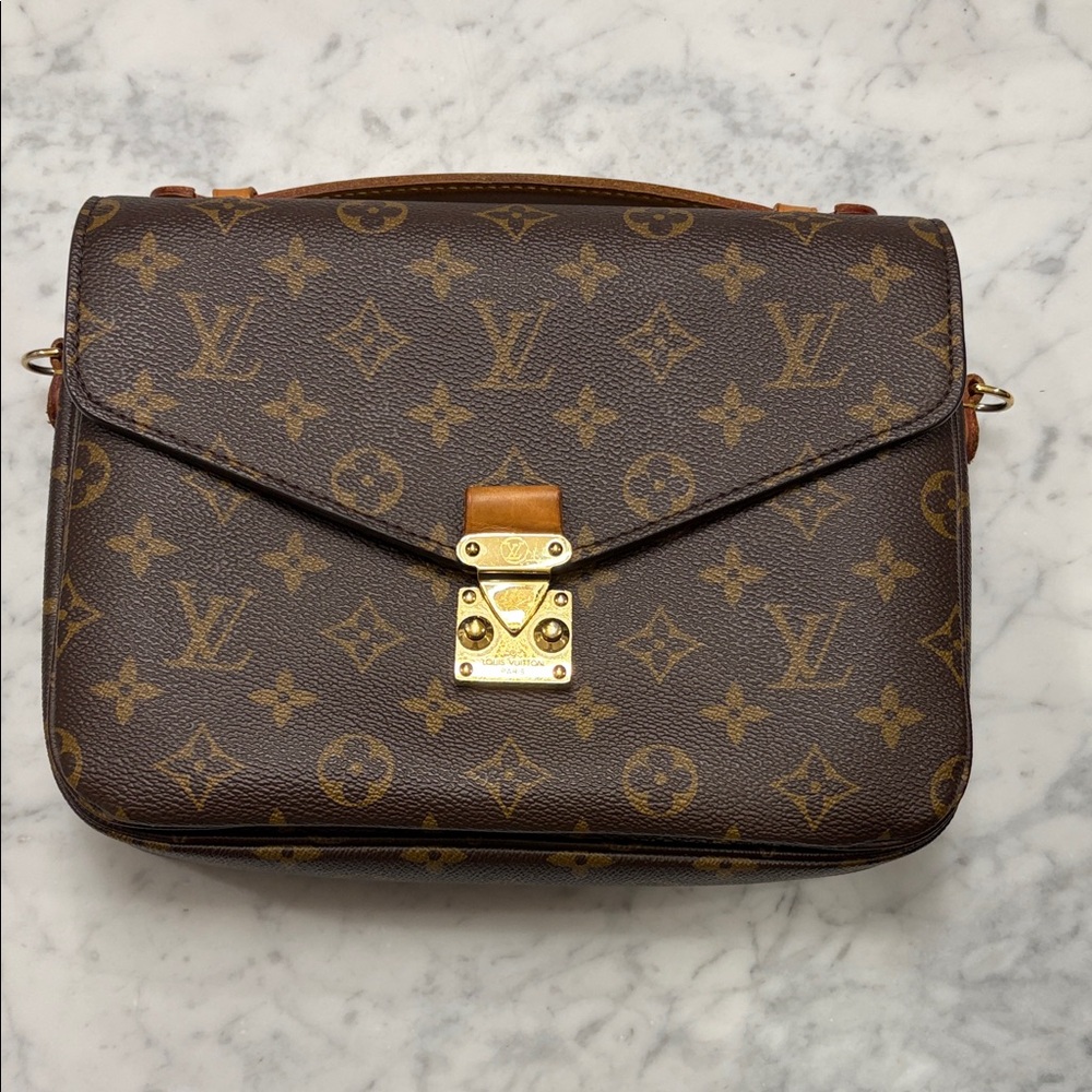 Louis Vuitton Brown pochette Monogram Canvas Shoulder Bag with Gold Hardware